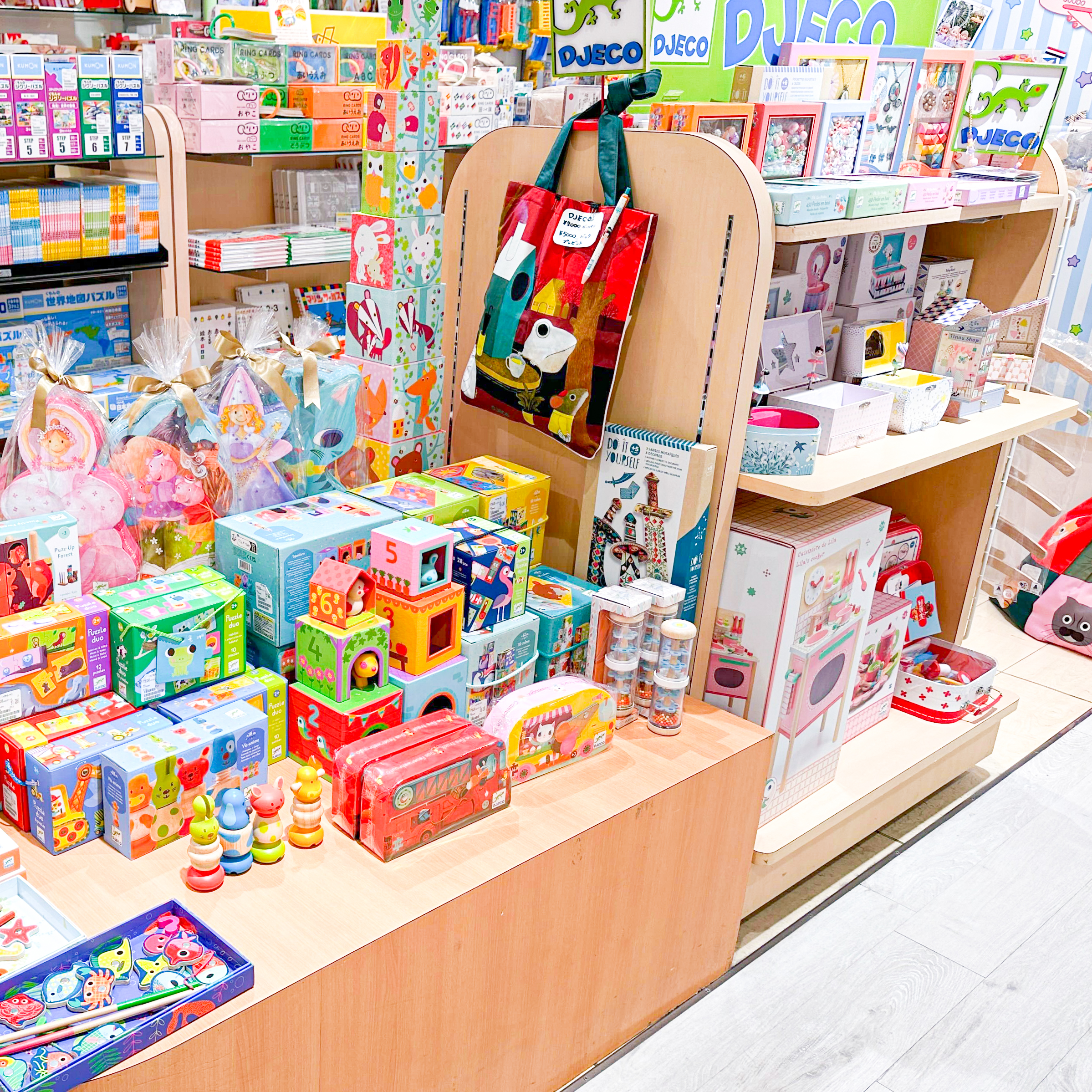 松屋銀座の玩具売場の様子です。通路に面した場所にジェコのアイテムが置かれています。