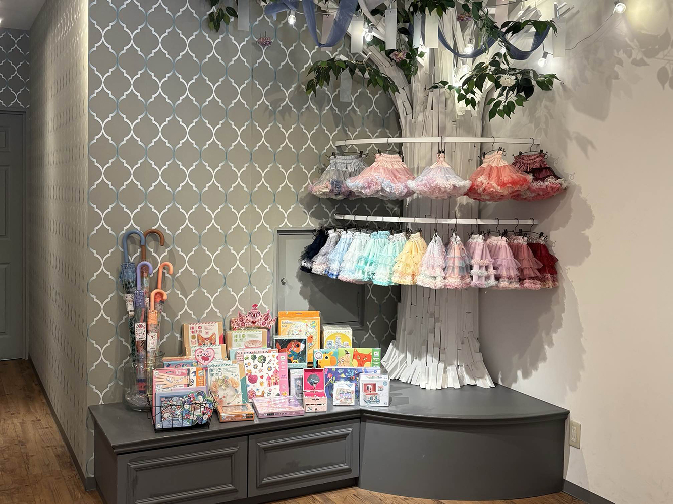 パンパンチュチュ名古屋店の様子です。DJECOのアイテムを多数と取り扱いいただいています。