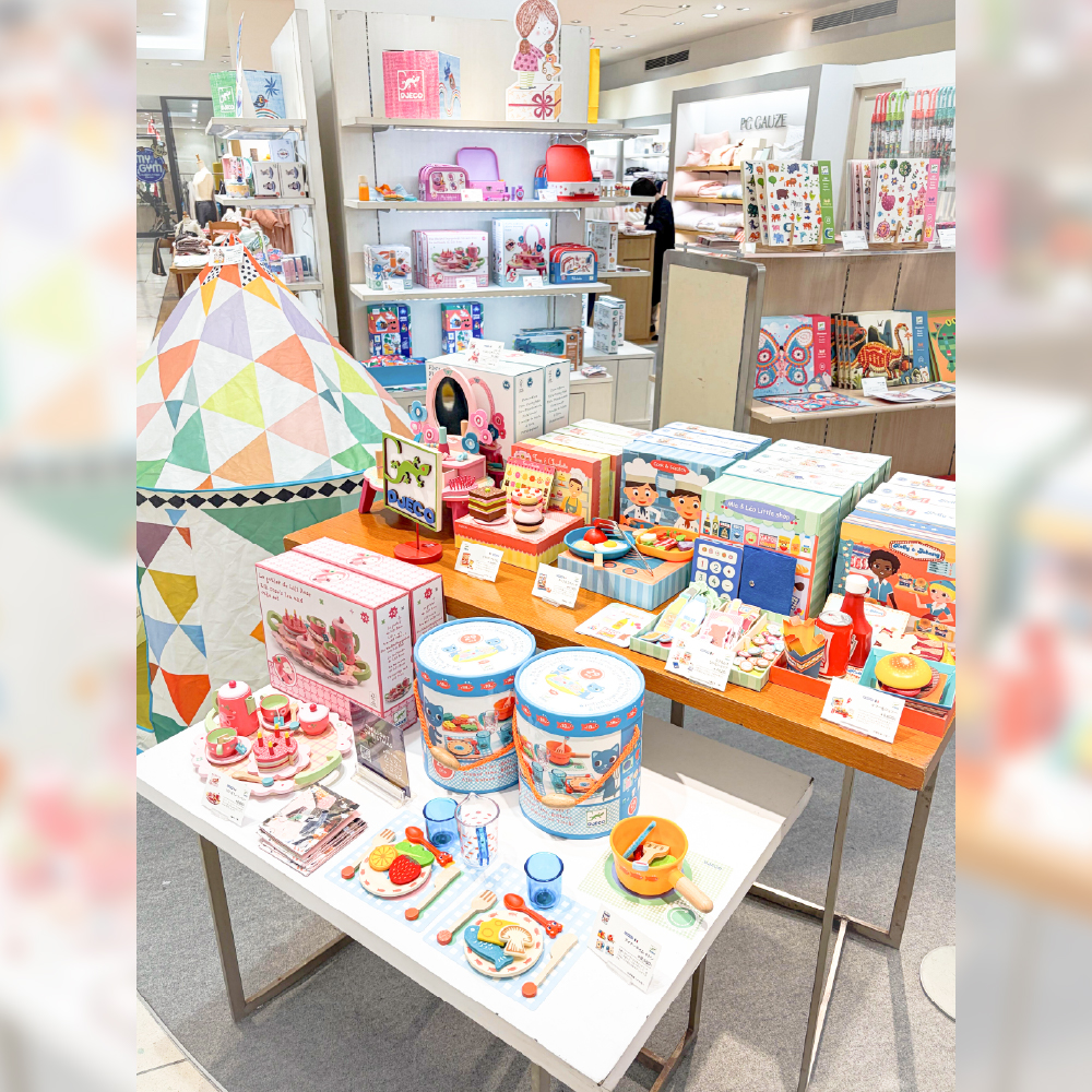 岩田屋本店で開催されている「ジェコ ポップアップ ショップ」の様子です。おままごとおもちゃなどのサンプルが並んでいます。