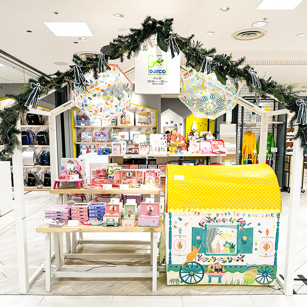 大丸神戸で開催されている「ジェコ ポップアップショップ」の様子です。ドーム型のキッズテントやオルゴールなどがならんでいます。